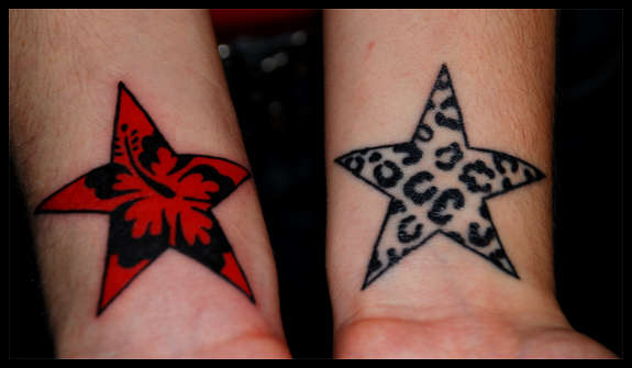 Tatuajes de flor hawaiana en estrella roja y estrella con estampado de leopardo en las muñecas