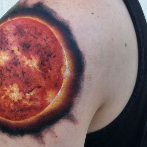 Left Shoulder Realistinen Sun Tattoo Idea