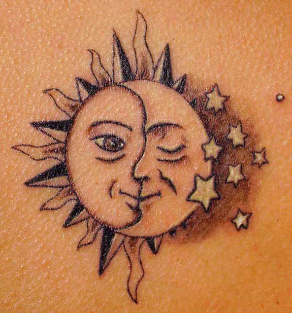 Idea de tatuaje de luna y sol con estrellas pequeñas