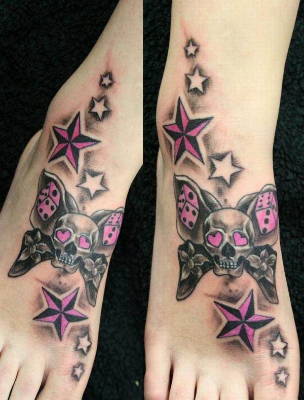 Tatuajes de estrellas náuticas rosas y grises con mariposas de calavera en los pies