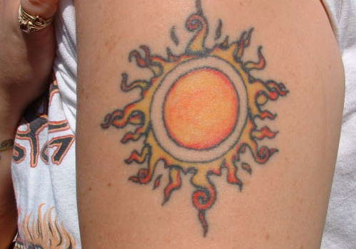 Tatuaje De Sol Realista En El Bíceps Izquierdo