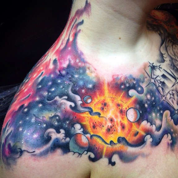 realistické Sun tetování na hrudi člověka