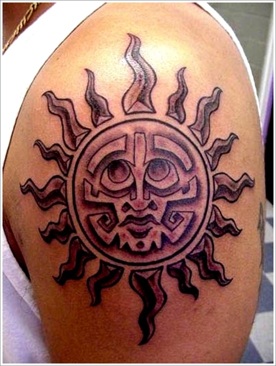 realistisk sol tatovering på mand venstre skulder