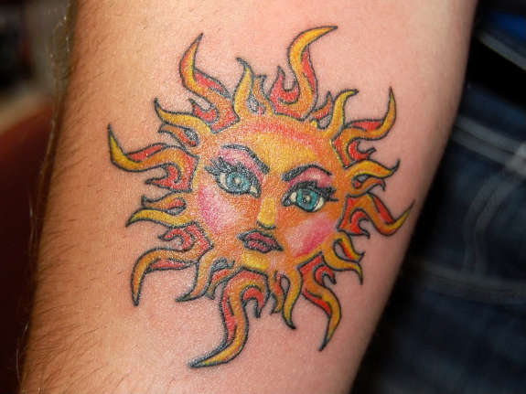 realistisk sol tatovering på højre underarm