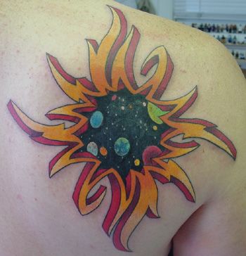 højre ryg skulder realistisk sol tatovering