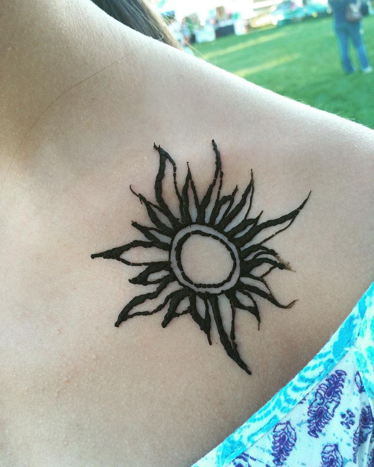 Simple Black Ink Sun Tattoo On Front Shoulder