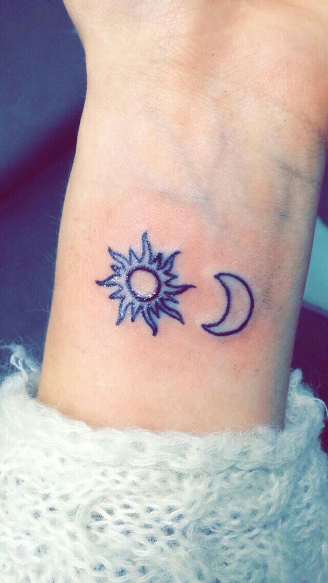 Malý Obrys Měsíc A Realistické Slunce Tetování Na Zápěstí