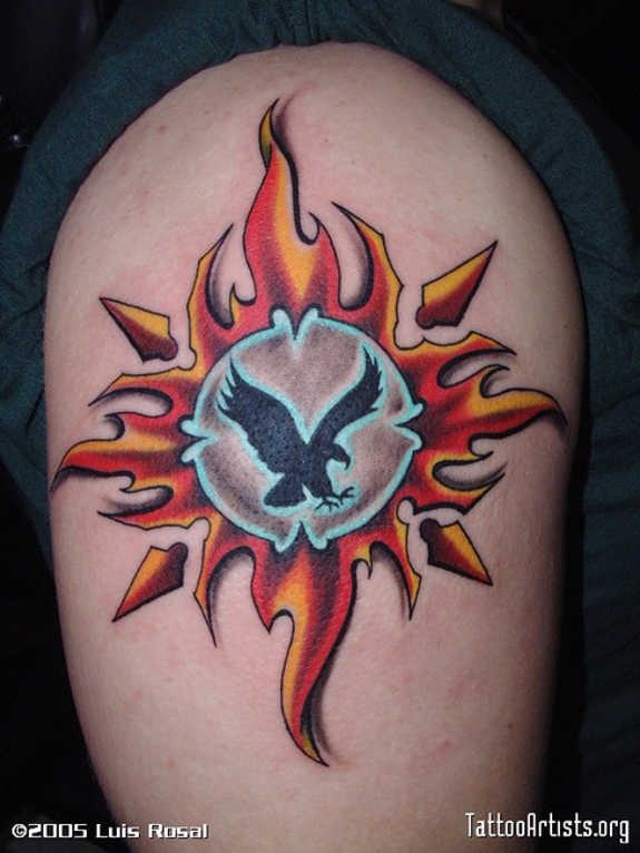 Tribal realistisk sol tatovering på skulder
