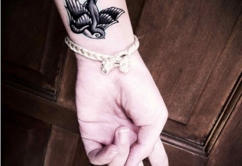 Schwarze und graue Taube Tattoo am linken Handgelenk