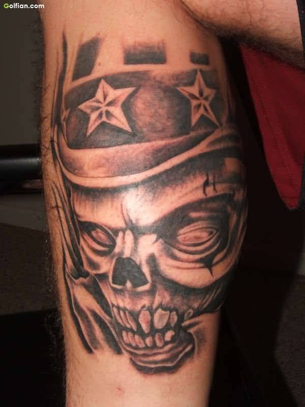 Black And Grey Skull With Star Tattoo On Leg