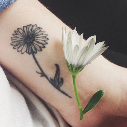 Black Ink Daisy Tattoo On Leg