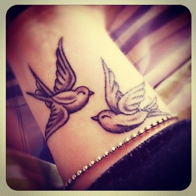 회색 비행 비둘기 손목에 커플 문신