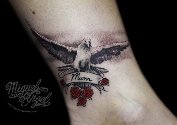 Tatuaje De Paloma Voladora Y Pancarta De Mamá En La Muñeca