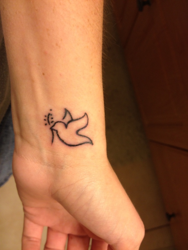 skitsere due tatovering på håndled