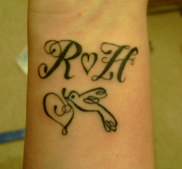 Rull Tiny Heart And Dove Tattoo På Håndleddet