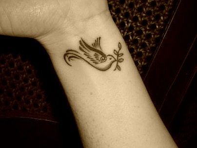  Kleine Taube Tattoo am linken Handgelenk