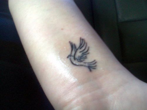 왼쪽 손목에 손목에 작은 비행 비둘기 문신