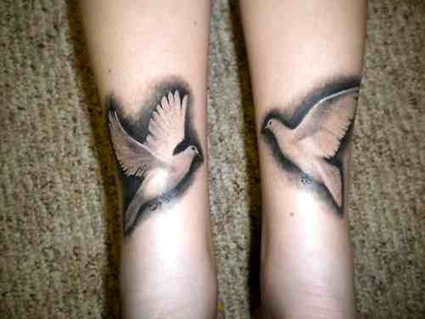 Hvitt Blekk Flying Dove Tatoveringer På Håndleddet