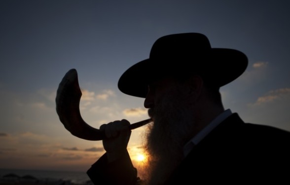 Man Blowing Shofar Rosh Hashanah Jewish New Year Wishes Picture