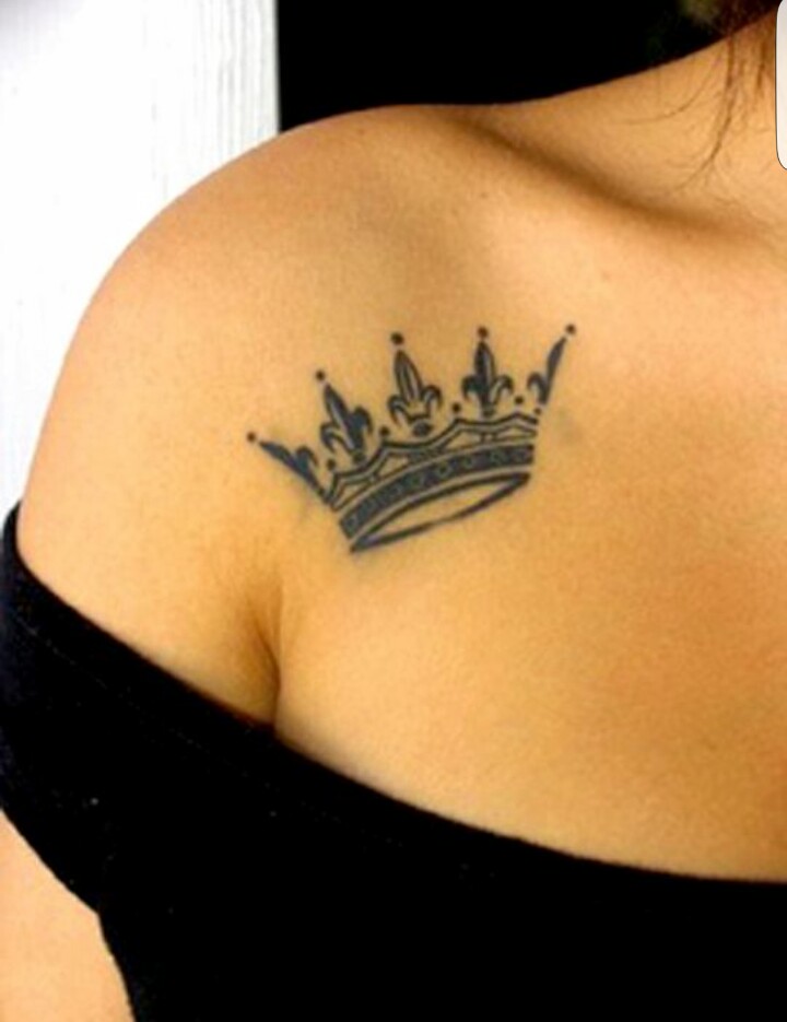 Black Crown Tattoo On Girls Front Shoulder