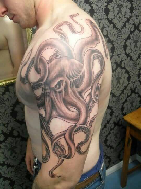 Octopus Tattoo On Man’s Right Shoulder