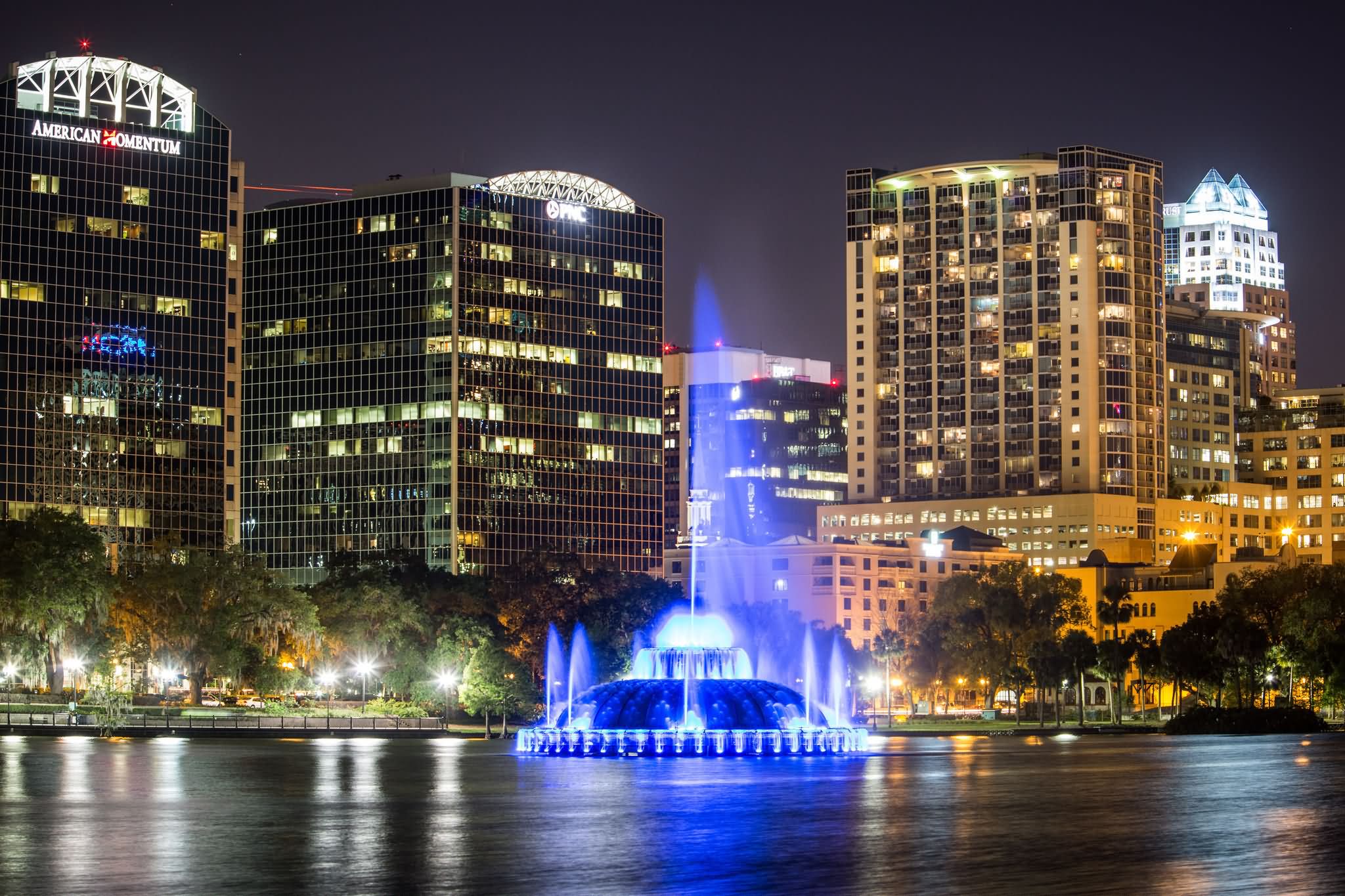 Beautiful Light Show & Fountains At Lake Eola In Night