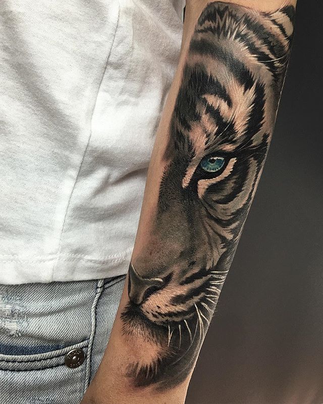 Amazing Tiger Eye Tattoo On Forearm by David García