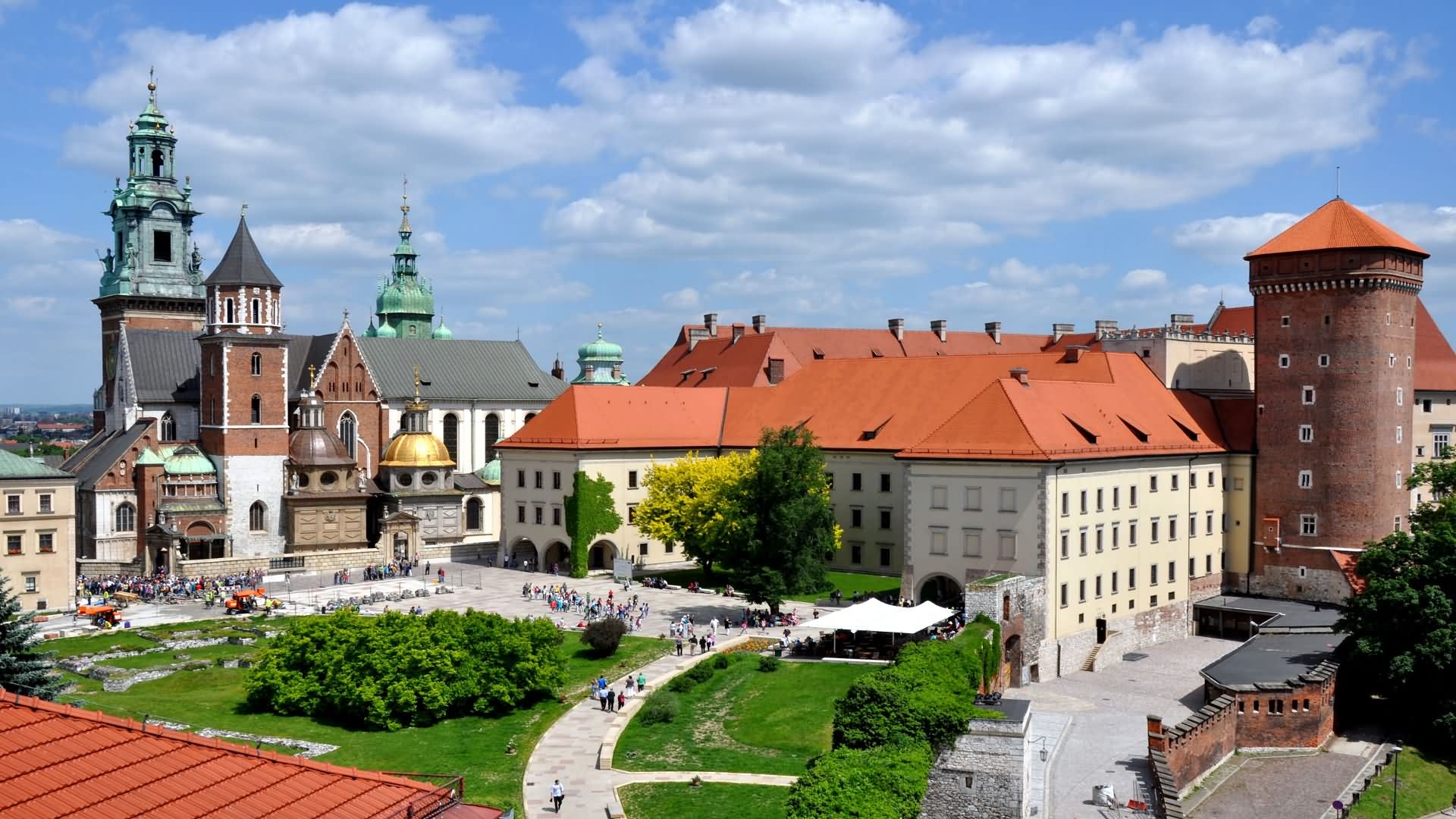 beautiful picture of the wawel castle in krakow