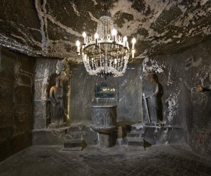 Kaplica Statues Inside The Wieliczka Salt Mine