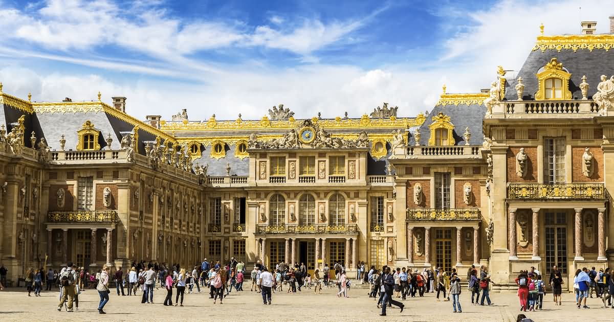 Large Number Of Tourists At The Palace of Versailles
