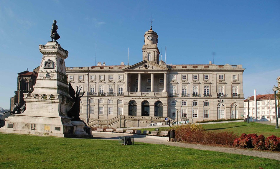 Palácio da Bolsa And Statue View