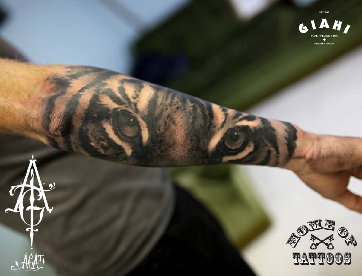 Amazing Arm Tiger Eyes Tattoo by Agat Artemji
