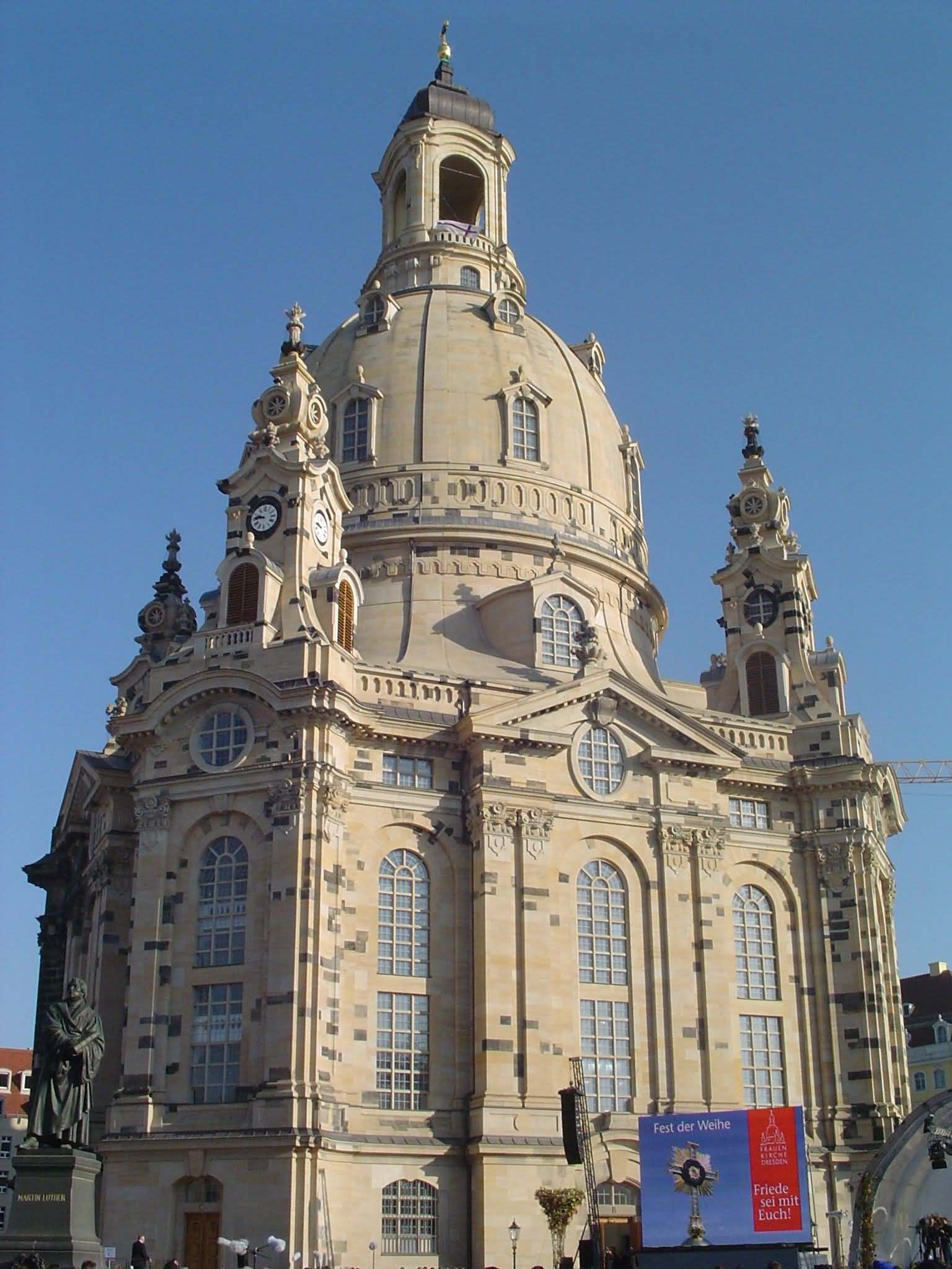 Dresden Frauenkirche and statue picture