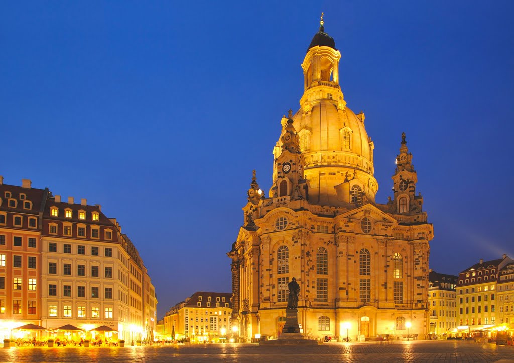 Dresden Frauenkirche looks amazing with night light