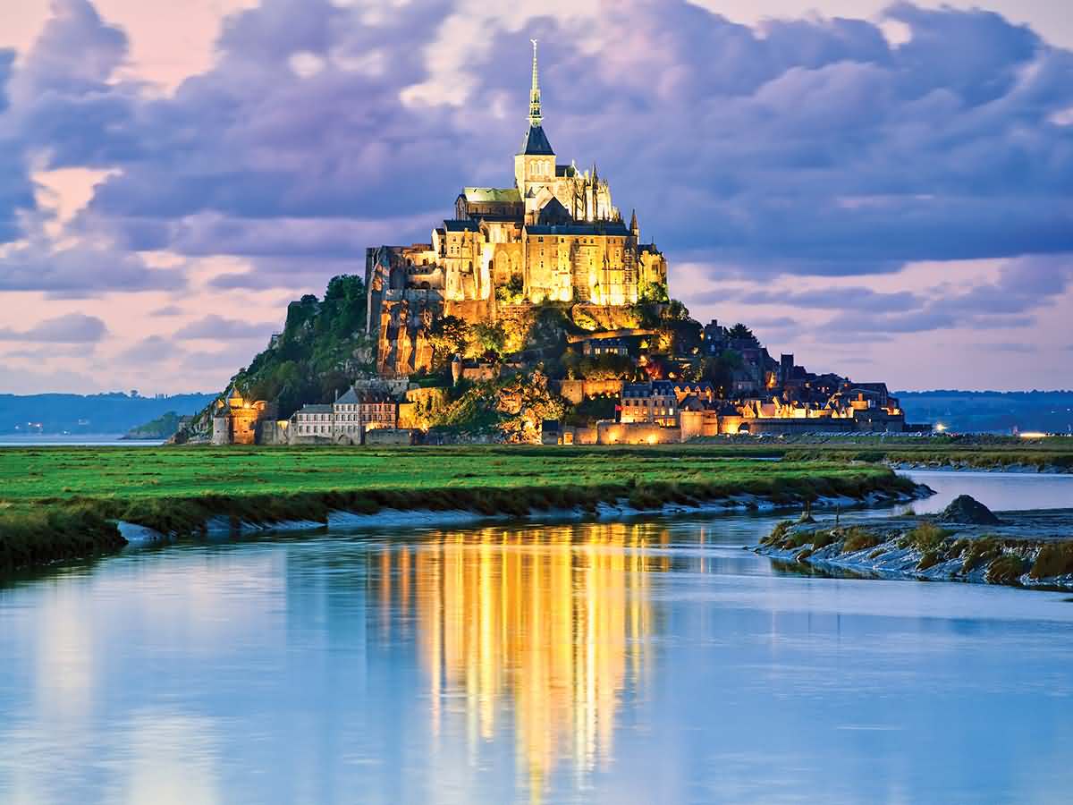 Incredible view of the Mont Saint-Michel at dusk