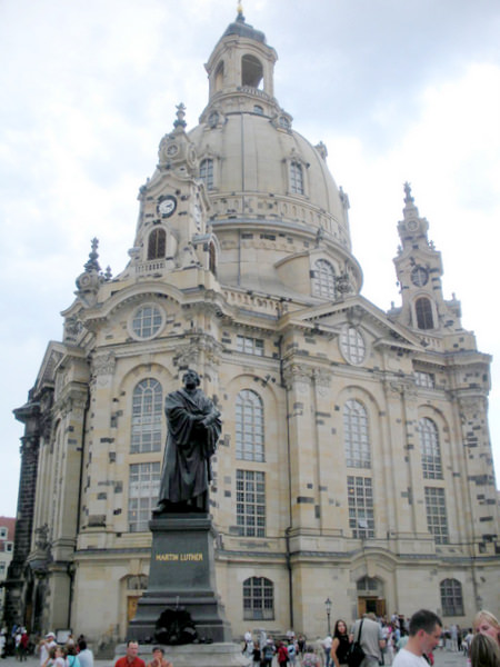 Martin luther statue in front of the Dresden Frauenkirche