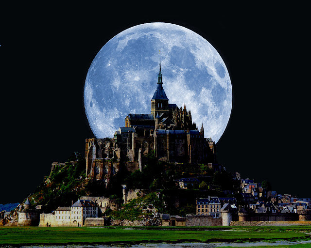 Super moon behind the Mont Saint-Michel