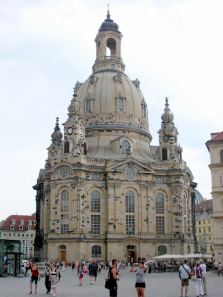 Tourists in front of the Dresden Frauenkirche