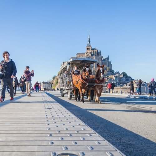 Tourists passing near from the Mont Saint-Michel