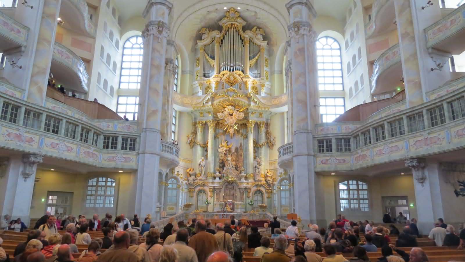 crowd inside the Dresden Frauenkirche
