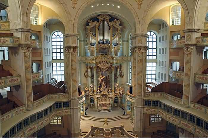 inside picture of the Dresden Frauenkirche in dresden