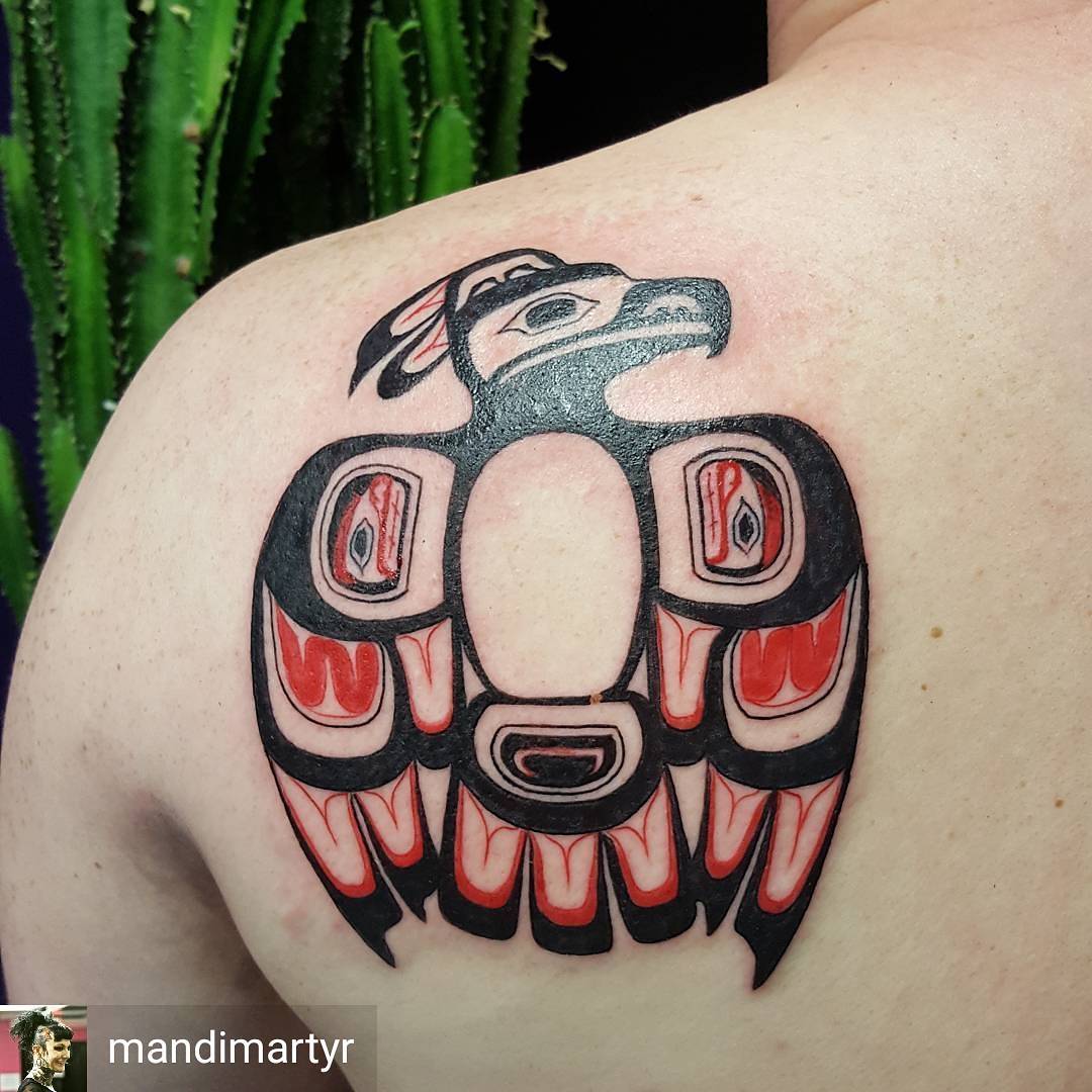 Amazing Haida Eagle Tattoo On Back Shoulder For Men