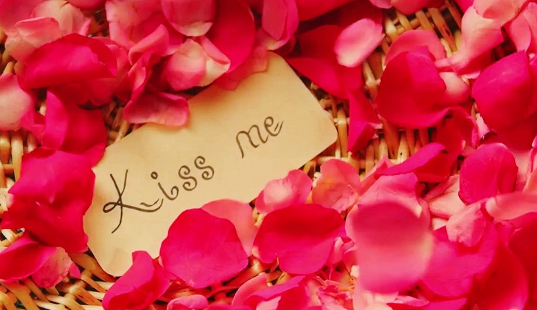 Kiss me on kiss day note with flowers