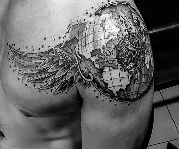 3D Globe kompas en vleugels tattoo op linker bovenarm en schouder