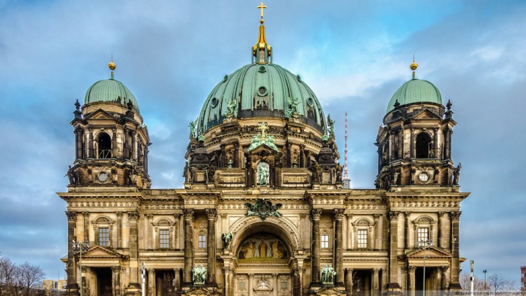 amazing front view of the berlin cathedral