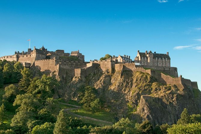 far view of the Edinburgh Castle