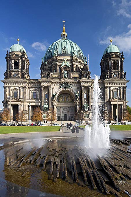 fountain in front of berlin cathedral