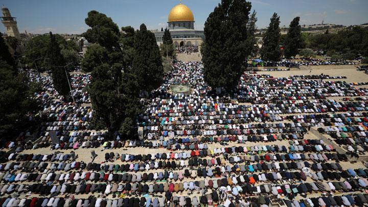 Palestinians pray during ramadan at the Al Aqsa Mosque
