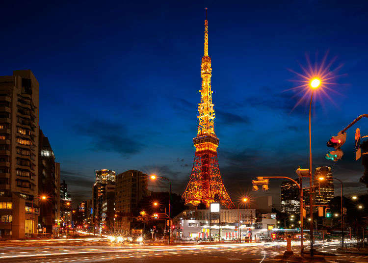 the Tokyo Towerlit up at night