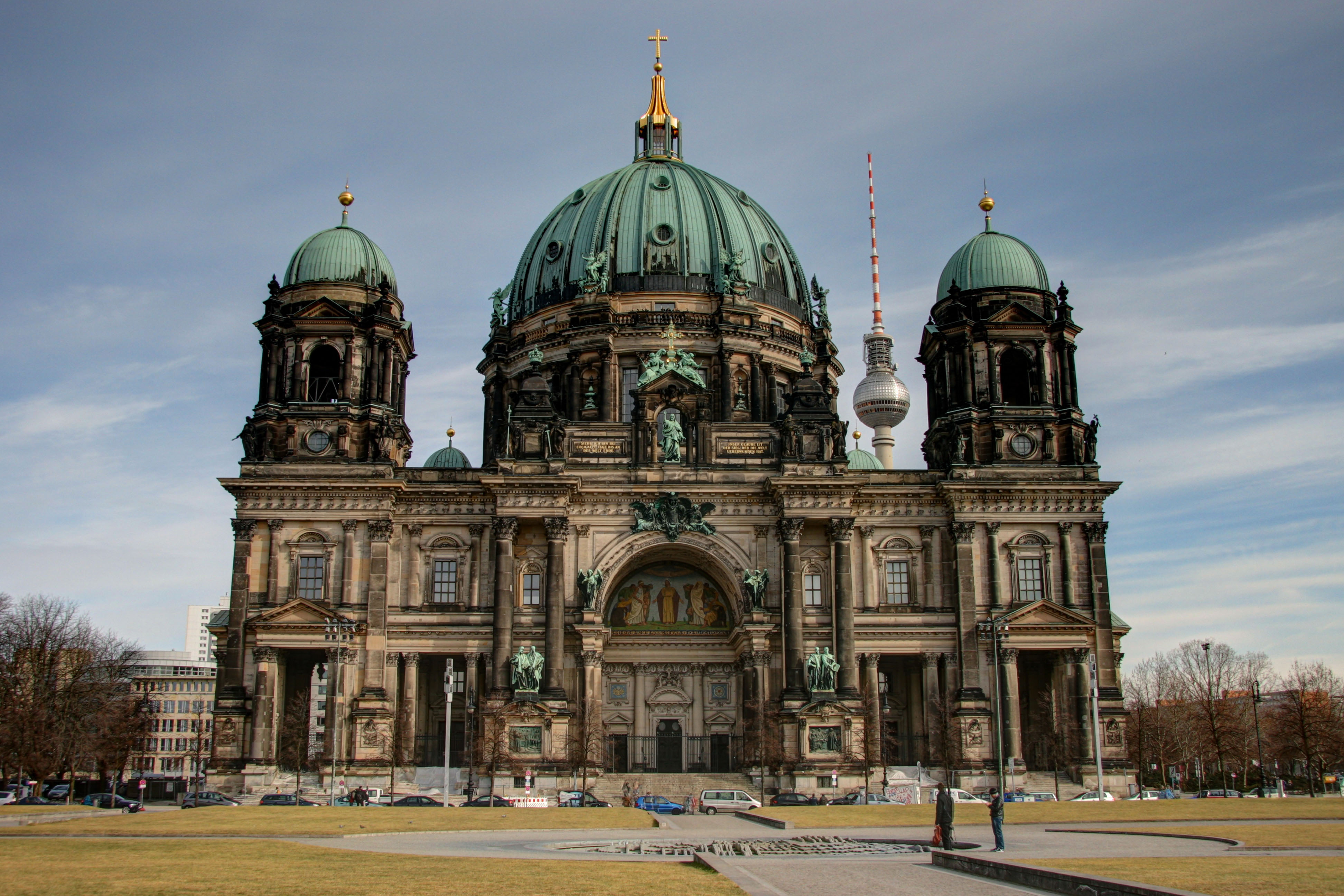 the amazing front view of the berlin cathedral
